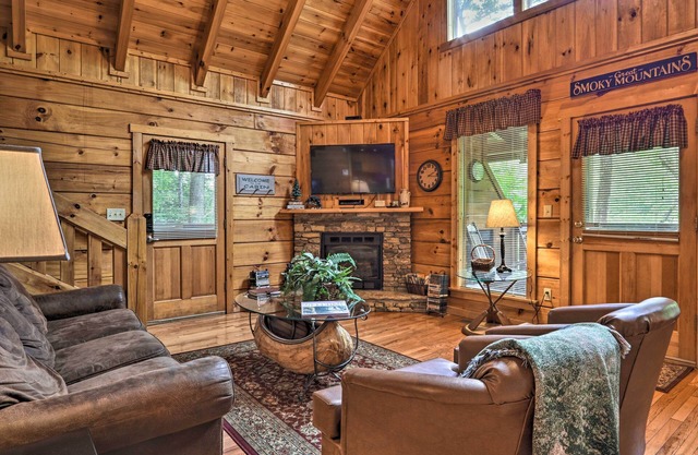 Gatlinburg Mountainside Escape w/Deck & Hot Tub!