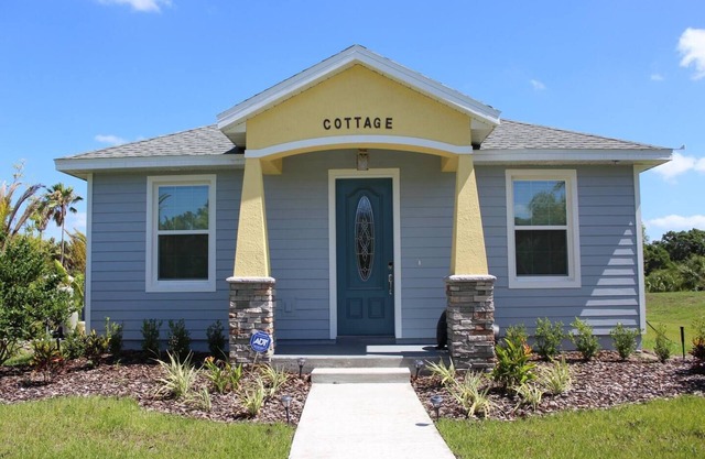 Gator Cottage: Cozy 2-bedroom, 1-bath cottage, sleeps 4. Perfect for a small family. New you could bring your own fishing boat and use the blackhammock Marina