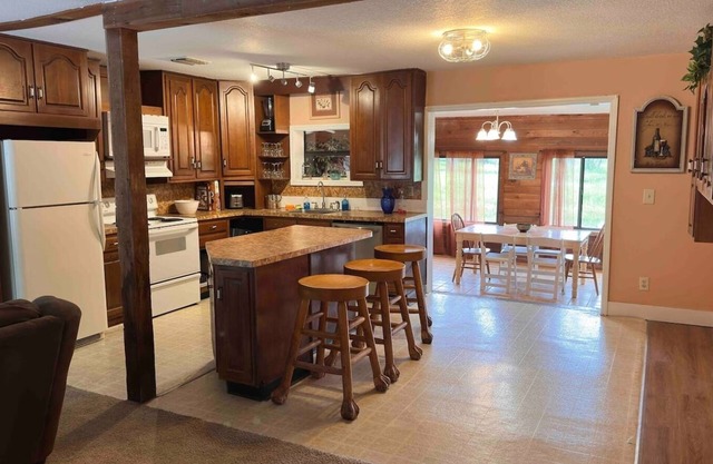 Gator Hole: Old-Florida Cabin Feeling 2-bedroom, 1.5-bath house, sleeps 4. New bring your boat launch from blackhammock boat ramp fish from your house or the peninsula