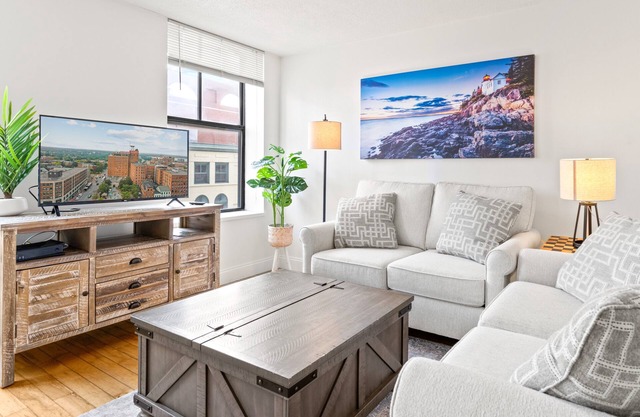 Gem on Congress - King Bed, Free Parking, Dog & Family Friendly, Modern Condo