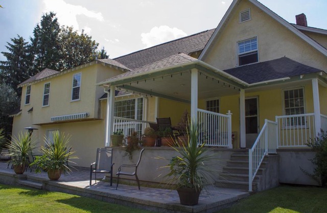 Genelle House B&B Guest House