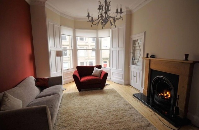Generously proportioned and quiet georgian style flat close to center