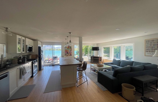 Georgeous Lakefront Property in Wine Country!