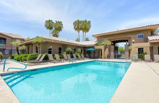 Getaway -Relaxing, Clean and Simply Decorated 2nd Floor Condo -30 days minimum