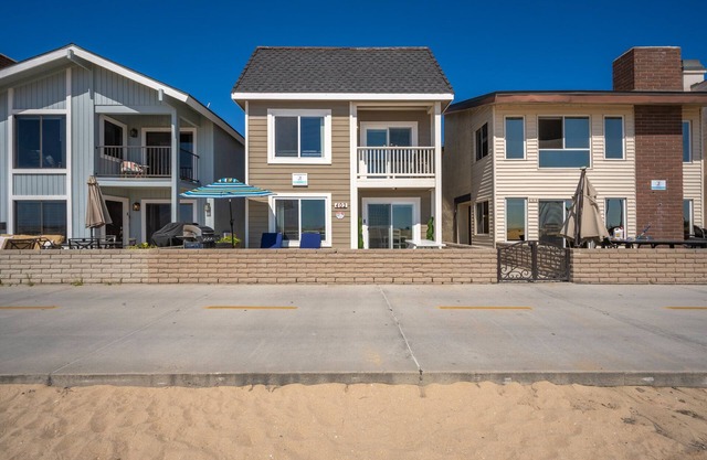 Giant Beachfront Home with Parking near the Pier
