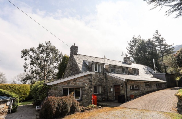 GILFACHWYDD, pet friendly, character holiday cottage in Dolgellau