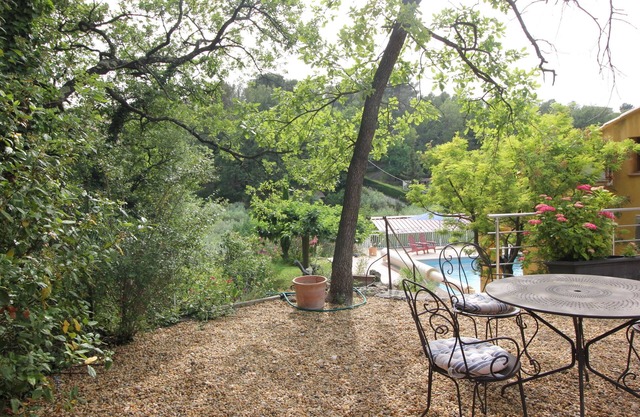 Gîte for 4 people in a quiet area with a large beautiful swimming pool
