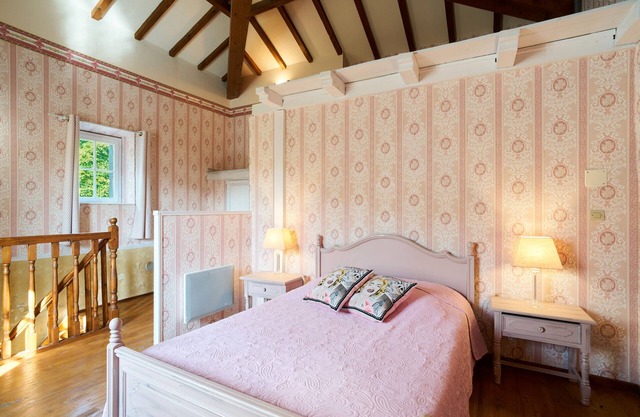 Gîte 'Le Pigeonnier' with shared pool, private terrace and Wi-Fi