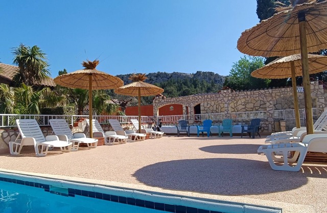 Gitelacapelle with 3 swimming pool rooms, 10mm from wild beaches, tropical setting .
