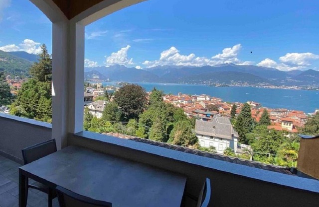 Giulia apt in Stresa, superb view of Lake Maggiore, balcony, A/C, garage, garden