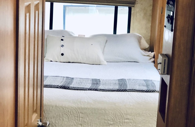 Glamping on private acreage, apple trees, convenient location