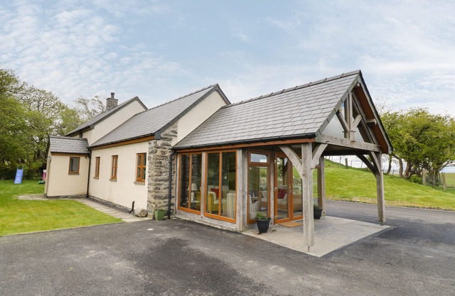 GLAN GORS, character holiday cottage, with hot tub in Denbigh