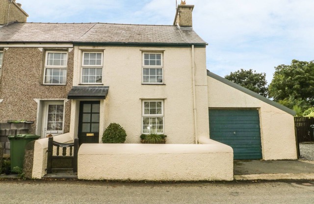 GLASCOED, family friendly, character holiday cottage in Edern