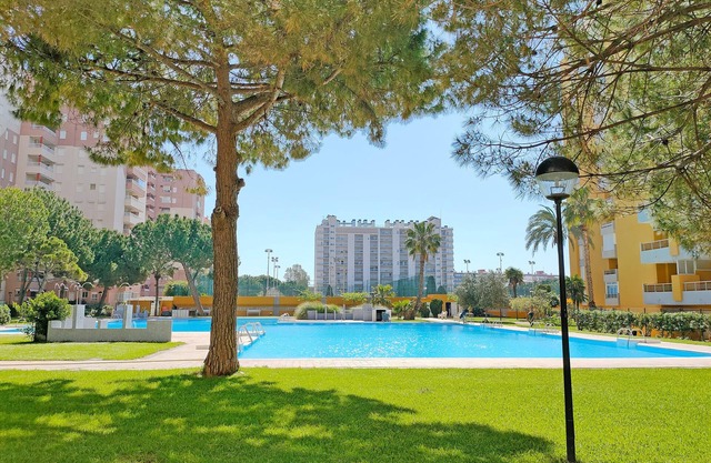 Global Properties: Practical apartment with swimming pool in Residencial Brezo Canet