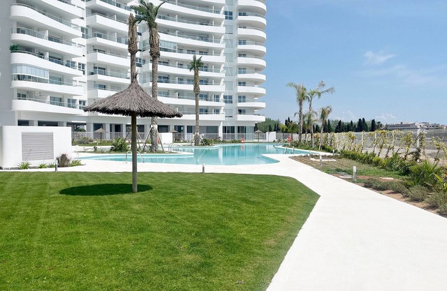 Global Properties: Apartment for 5 people with terrace and pool views