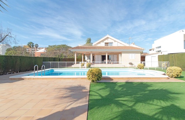 Global Properties: Frontline beach villa with private pool