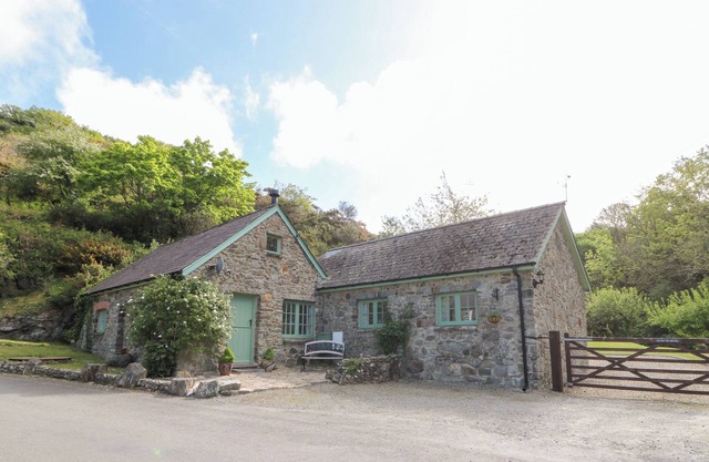 GLYN YR EFAIL, pet friendly, character holiday cottage in Cardigan