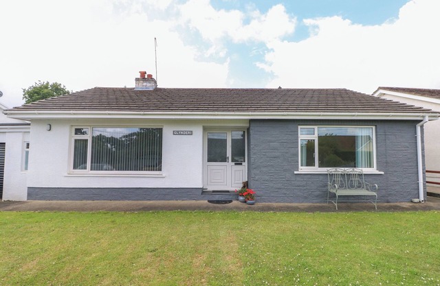 GLYNDERI, pet friendly, character holiday cottage in Cilgerran