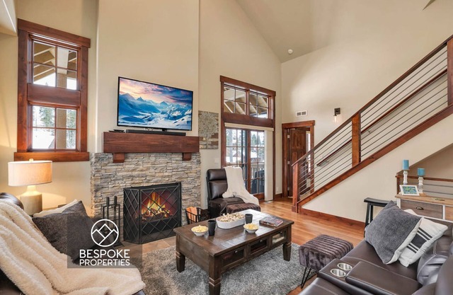 Gold Crest @ Tamarack Resort | Pet Friendly Trailside Ski In/Out | 3 Ensuites | Hot Tub + AC