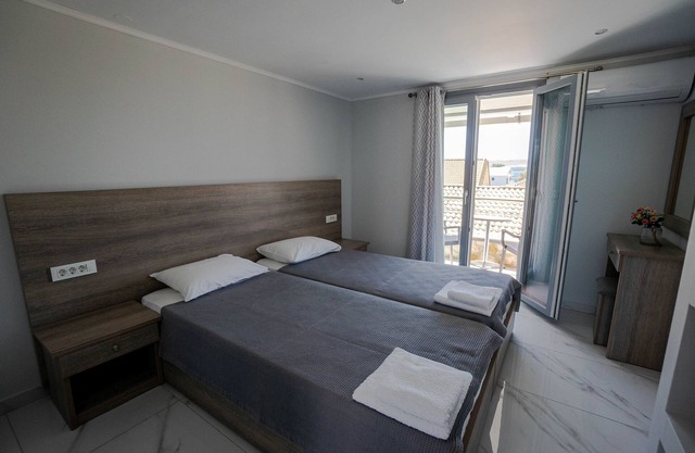 Golden Dolphin Studios - Superior Twin Room with Sea View
