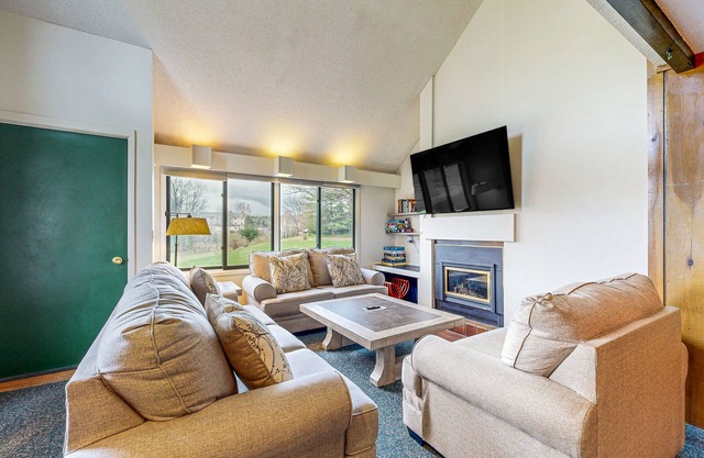 Golf course-front condo with loft, indoor & outdoor pools, hot tub, & game room