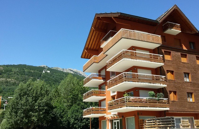 Gondola lift 3 minutes walk, private closed garage, 50 m2, balcony, heart of Briançon