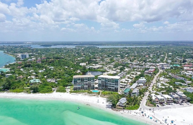 Gorgeous 2-bedroom penthouse apartment in wonderful Siesta Key