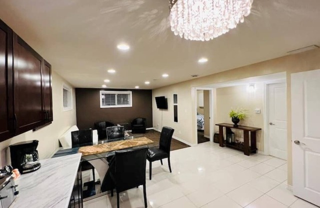 Gorgeous 2 Bedroom Suite Close to Airport in Regina
