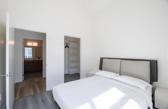 Gorgeous 2B2BA w/Balcony in LA (ID245)