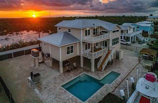 Gorgeous 4 bedroom 5 bath pool home with excellent boating