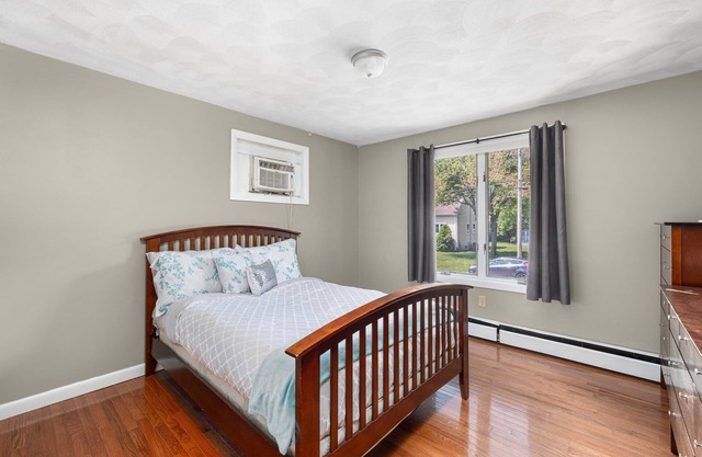 Gorgeous 4 bedroom house with a pool near Bonnet Shores