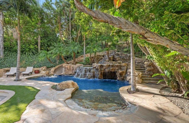 Gorgeous 5 bedroom Tropical Home with Costa Rica Backyard