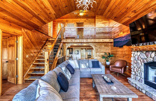 🌟Gorgeous 6BR Cabin w/Spa, Firepit & Mountain View ⛰