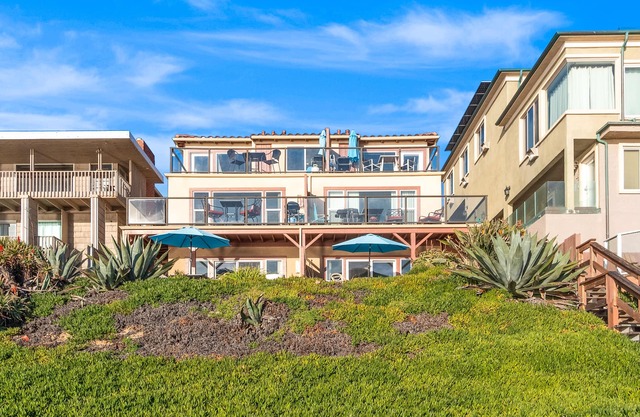 Gorgeous beach retreat with deck & patio - great location