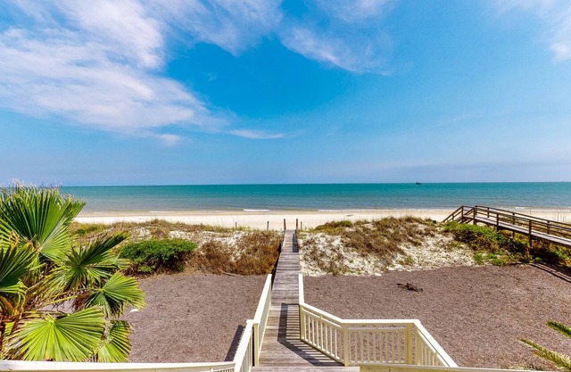 Gorgeous beachfront home - washer/dryer, deck & central AC - community pool