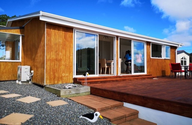 Gorgeous beachfront Kiwi Bach!