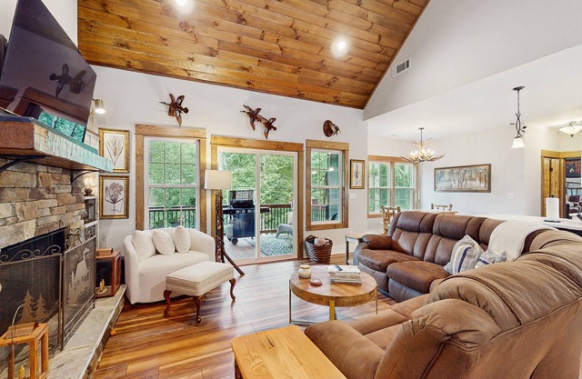 Gorgeous cabin with double deck and patio, hot tub, & outdoor fire place