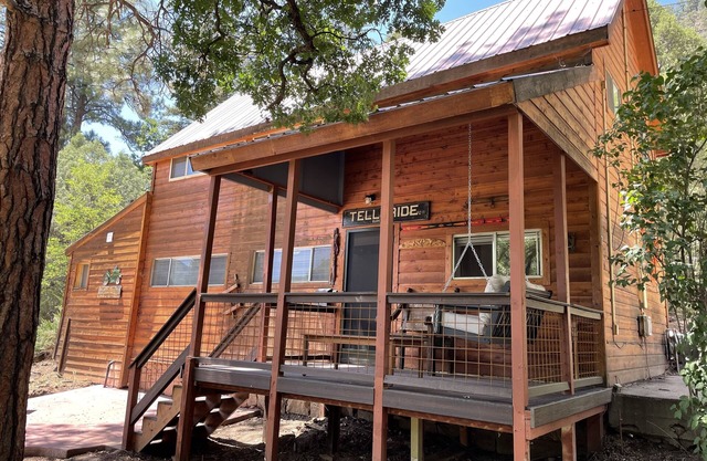 Gorgeous Cabin with Mountain Views Close to All