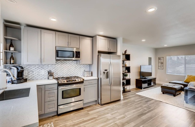 ♫ Gorgeous, Contemporary ♦ 4 BDRM /2 BATH Home ✨