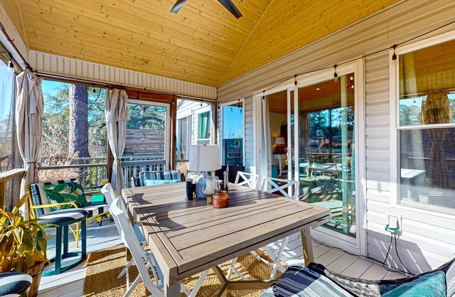 Gorgeous creekside cottage with firepit, board games, dock, deck, & washer/dryer