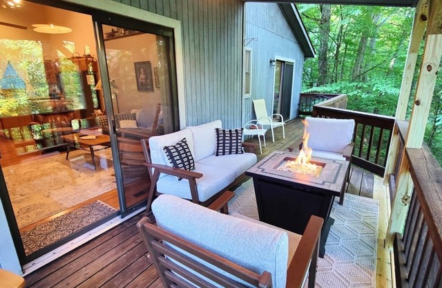 Gorgeous Deck, 5 Star, Clean, Covered Patio, 2/2 with Central AC
