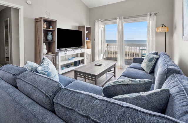 Gorgeous deluxe condo w/pool, balcony - in popular Ocean Drive - quick walk to shops, eateries