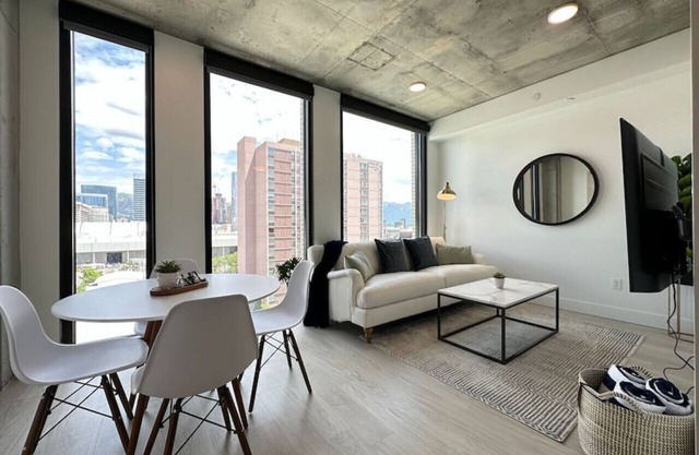 Gorgeous Downtown 1BD/1BA - BEST views + Amenities