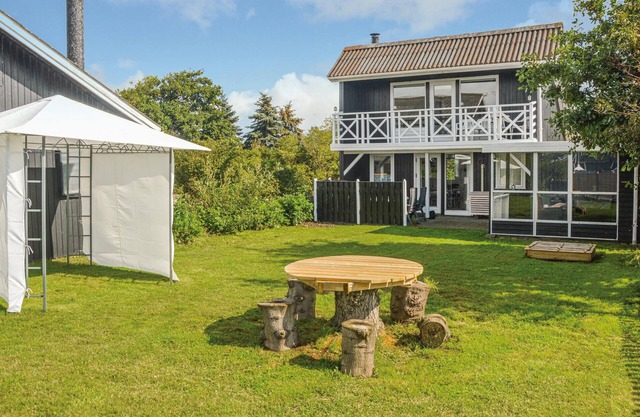 Gorgeous home in Hemmet with kitchen