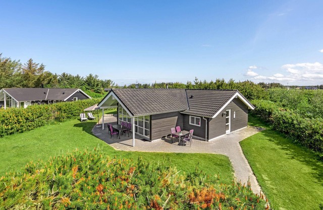 Gorgeous home in Løkken with kitchen