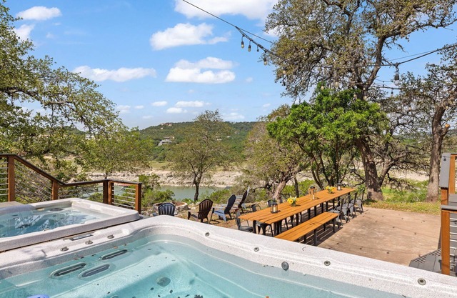 Gorgeous Lake Home on Lake Travis - 7 Acres - Swim Spa - Hot Tub - Fire Pit - Sleeps 12