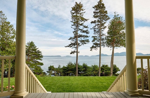 GORGEOUS LARGE HOME on OCEAN close to ACADIA NATL PARK and SCHOODIC