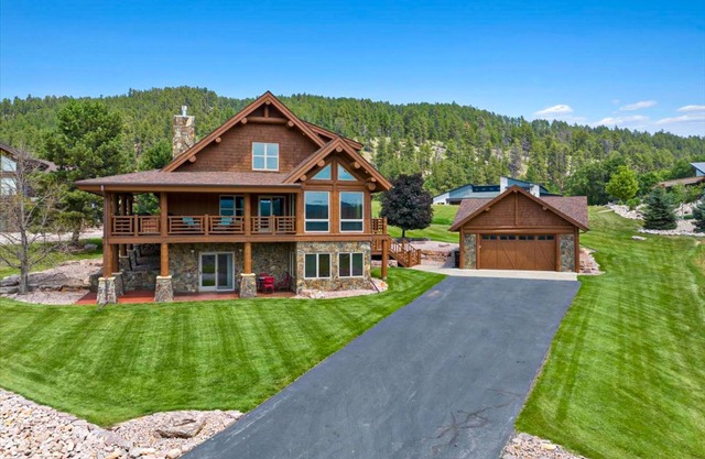 Gorgeous lodge with mountain views, fireplace, game room, hot tub & grill
