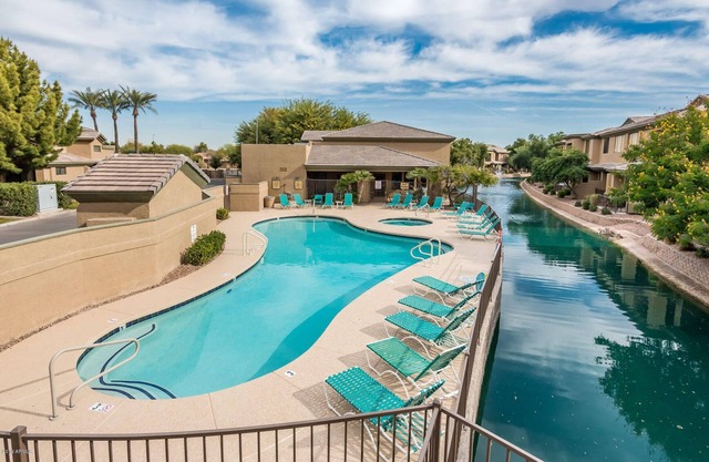 Gorgeous Luxury Condo hardwood/granite/all renovated on Water in Ocotillo area