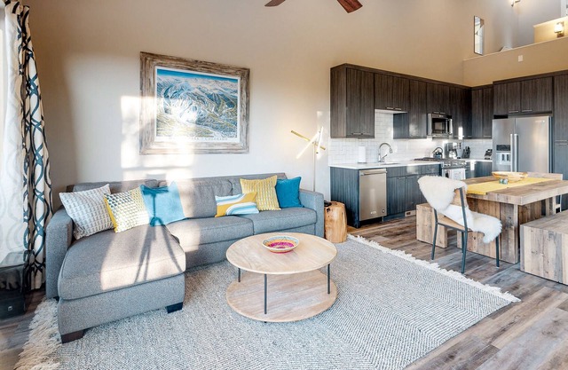 Gorgeous, modern house with patio, fireplace, private hot tub, & mountain views
